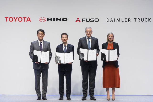 Perjanjian kerja sama antara Toyota, Daimler, Hino, dan Fuso. Foto: Daimler