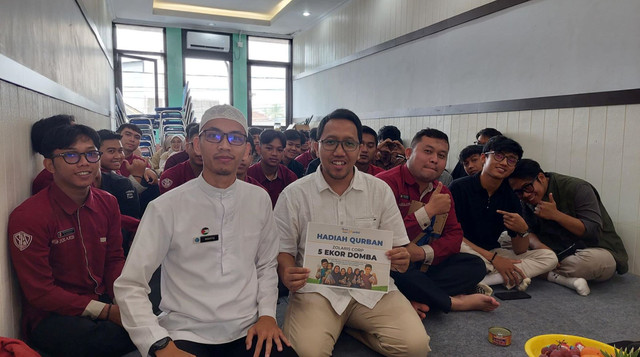Kajian Rutin Karyawan Optik Zolaris bersama DT Peduli Kuningan (Sumber : DT Peduli)