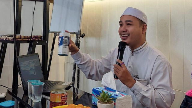 Ustadz M Zusuf, Mengisi Kajian Karyawan Optik Zolaris di Kuningan (Sumber : DT Peduli)