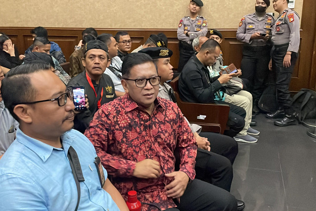 Sekjen PDIP Hasto Kristiyanto jelang sidang lanjutan kasus dugaan suap dan perintangan penyidikan Harun Masiku, yang menjeratnya sebagai terdakwa, di Pengadilan Tipikor Jakarta, Kamis (12/6/2025). Foto: Fadhil Pramudya/kumparan
