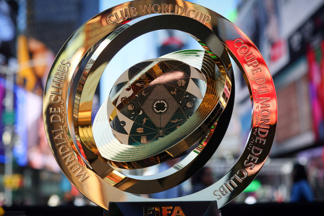 Trofi Piala Dunia Antarklub dipajang di Times Square. Foto: Mike Segar/REUTERS