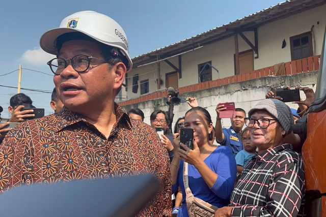 Gubernur DKI Jakarta Pramono Anung mengunjungi tanggul mitigasi banjir rob di Muara Angke, Kamis (12/6/2025). Foto: Nasywa Athifah/kumparan