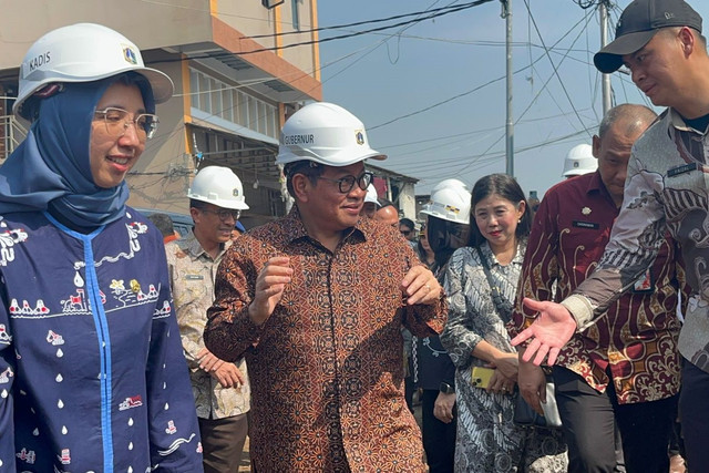 Gubernur DKI Jakarta Pramono Anung mengunjungi tanggul mitigasi banjir rob di Muara Angke, Kamis (12/6/2025). Foto: Nasywa Athifah/kumparan