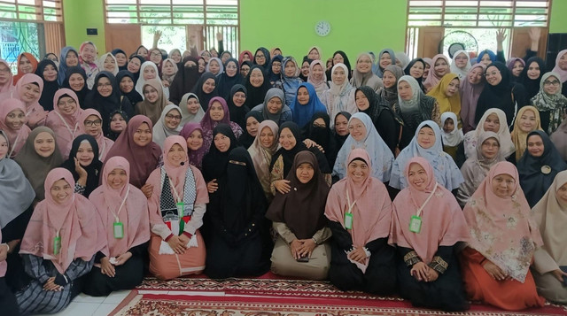 Kajian Muslimah FKKS Bersama Umi Pipik bertajuk 'Seni Sabar dan Ikhlas Hadapi Cobaan (Sumber : DT Peduli)