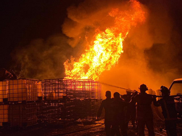 Kebakaran gudang penimbunan BBM ilegal di Jalan Ikan Kembung, Pesawahan, Teluk Betung Selatan, Bandar Lampung. | Foto: Dok Damkarmat Bandar Lampung