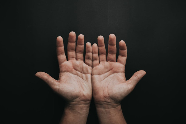 Ilustrasi Mitos Garis Tangan Huruf M. Pexels/Luis Quintero