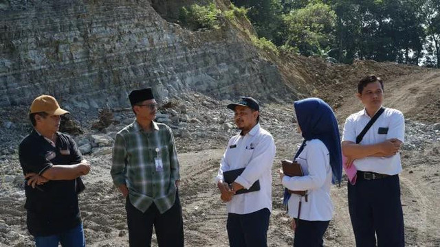 Anggota Pansus DPRD DIY tinjau lokasi tambang ilegal di Piyungan, Bantul. Foto: Dok. DPRD DIY