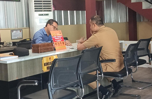 PPPK Dinas PUPR Palembang, Dea Demai Kopaba saat melaporkan penganiayaan yang dialaminya ke SPKT Polrestabes Palembang. Foto : Istimewa