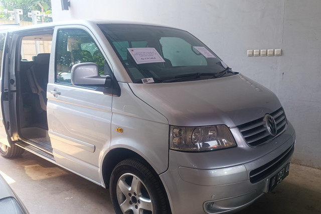 Penampakan mobil VW Caravelle milik Rafael Alun Trisambodo yang laku dilelang KPK di Gedung RUPBASAN KPK, Cawang, Jaktim, Kamis (12/6/2025). Foto: Thomas Bosco/kumparan