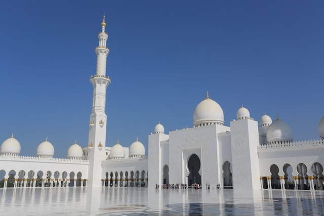 ilustrasi doa masuk masjid pendek. sumber: unsplash/grace zhu