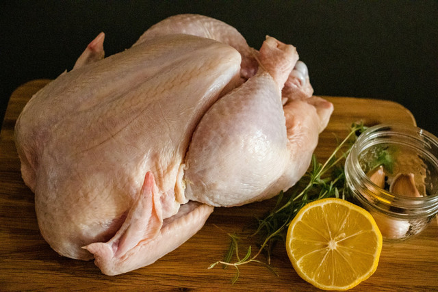 Ilustrasi cara mengukus ayam kampung biar empuk. Sumber: jk sloan/unsplash