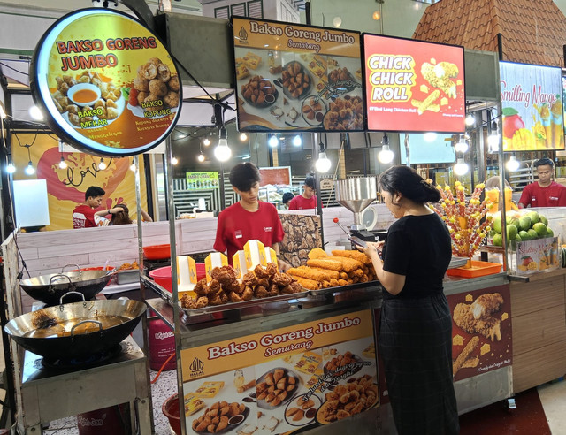 Pasar Guyub yang menghadirkan aneka jajanan tradisional. Foto: Masruroh/Basra