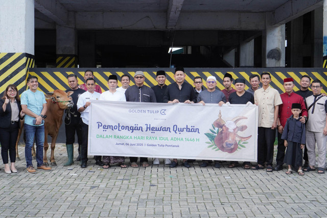 Hotel Golden Tulip Pontianak berbagi daging kurban kepada karyawan saat Hari Raya Idul Adha 1446 Hijriah. Foto: Dok. Golden Tulip Pontianak