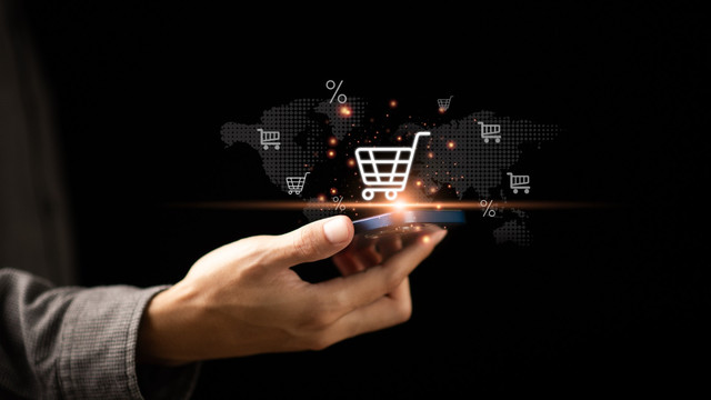 Ilustrasi bayar pakai GoPay saat belanja di Lazada bisa memperoleh diskon hingga 50 persen. Foto: Shutterstock