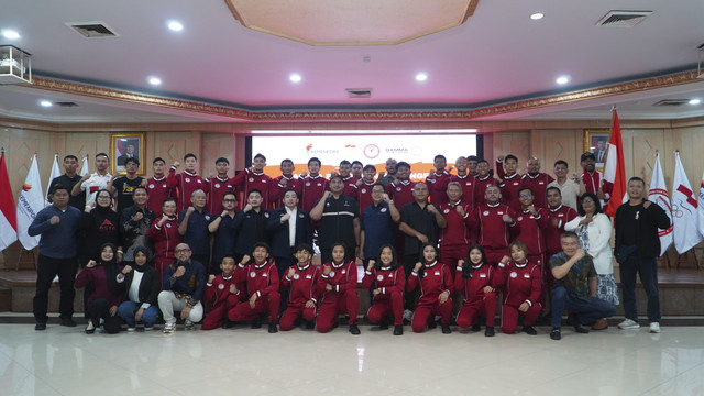 Foto bersama Menteri Pemuda dan Olahraga Dito Ariotedjo bersama Komite Eksekutif Komite Olimpiade Indonesia Krisna Bayu saat pelepasan atlet PB Pertacami di Kementerian Pemuda dan Olahraga, Jakarta, Kamis (12/6/2025). Foto: Dok. Istimewa