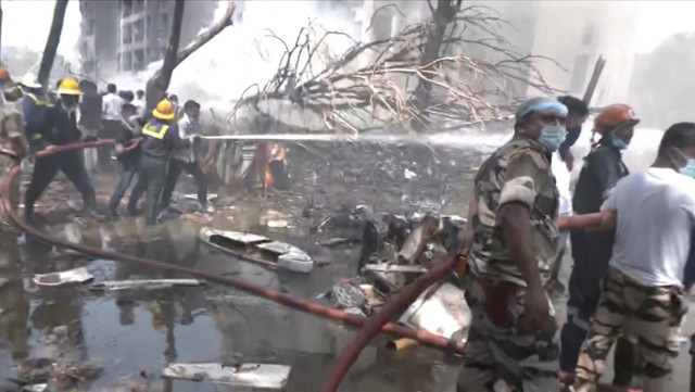 Petugas darurat bekerja di lokasi jatuhnya pesawat Air India di Ahmedabad, India, Kamis (12/6/2025). Foto: ANI via REUTERS