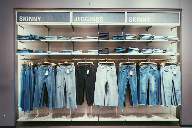 Ilustrasi Rekomendasi Celana Jeans Pria Anti Luntur, Sumber Unsplash Lan Deng Quddu