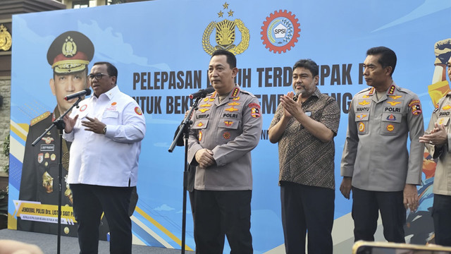 Kapolri, Jenderal Listyo Sigit  Prabowo, saat melepas ratusan buruh yang terkena PHK, Kamis (12/6/2025). Foto: Rachmadi Rasyad/kumparan