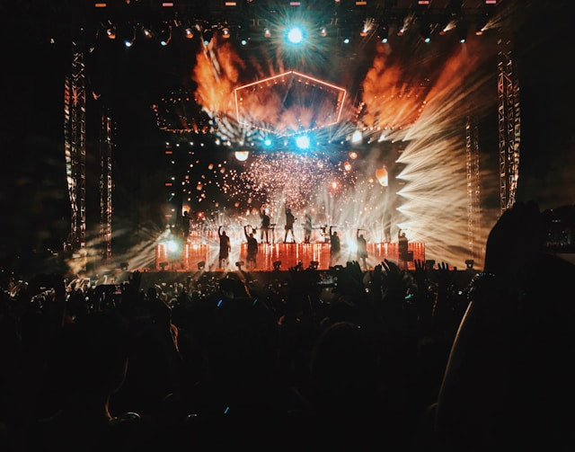 Ilustrasi harga tiket BLACKPINK  Jakarta 2025. Sumber: Unsplash/Greg Rakozy