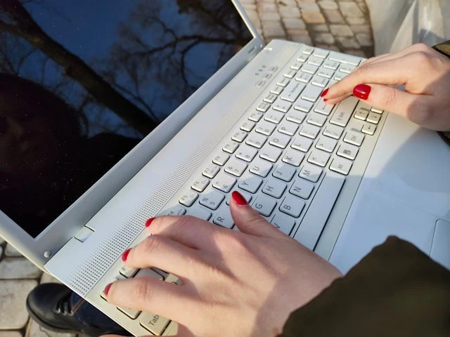 Ilustrasi cara cek plagiarisme jurnal PPG. Foto: Unsplash/Vardan Papikyan