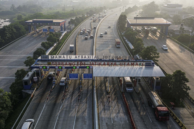 Foto udara sejumlah kendaraan melintasi Gerbang Tol Jatikarya Utama di Jalan Tol Cimanggis-Cibitung, Jatikarya, Bekasi, Jawa Barat, Jumat (13/6/2025). Foto: Darryl Ramadhan/kumparan