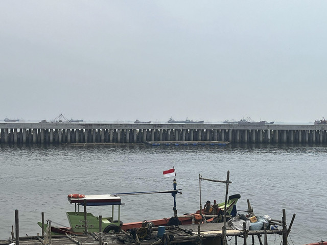 Suasana pembangunan tanggul laut (Giant Sea Wall) di daerah Kalibaru, Cilincing, Jakarta Utara, Jumat (13/6/2025). Foto: Nasywa Athifah/kumparan