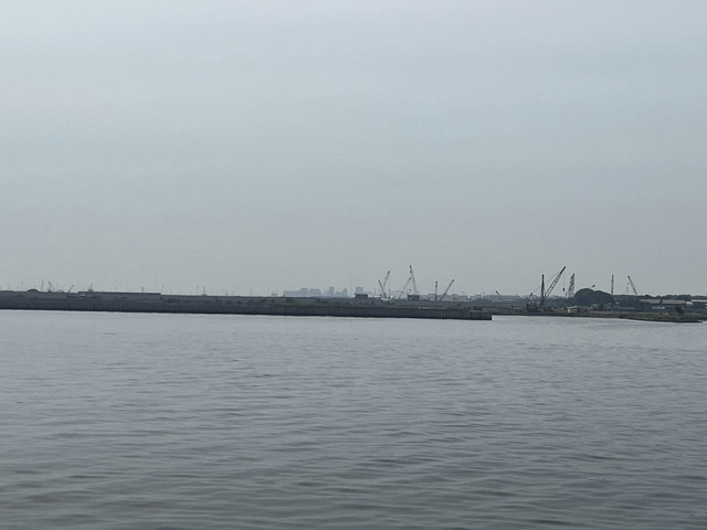 Suasana pembangunan tanggul laut (Giant Sea Wall) di daerah Kalibaru, Cilincing, Jakarta Utara, Jumat (13/6/2025). Foto: Nasywa Athifah/kumparan