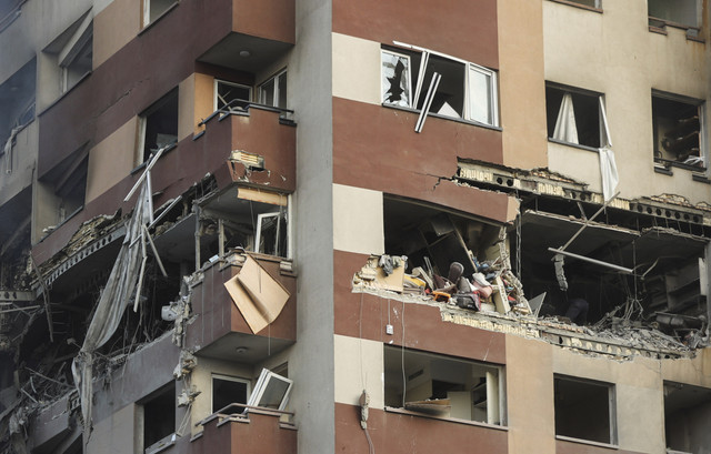 Sebuah bangunan terlihat rusak setelah serangan Israel, di Teheran, Iran, Jumat (13/6/2025). Foto: Majid Asgaripour / WANA / via REUTERS
