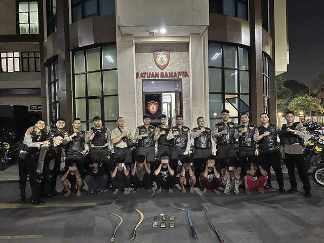 Polisi mengamankan pelaku tawuran di Kemayoran, Jakarta Pusat, Jumat (13/6/2025). Foto: Dok. Istimewa