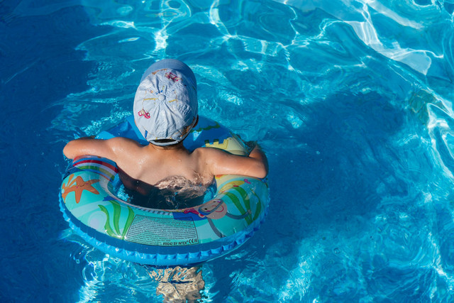 Kolam Renang Paragon semi indoor, foto hanya ilustrasi, bukan tempat sebenarnya: Unsplash/Alexandr Podvalny