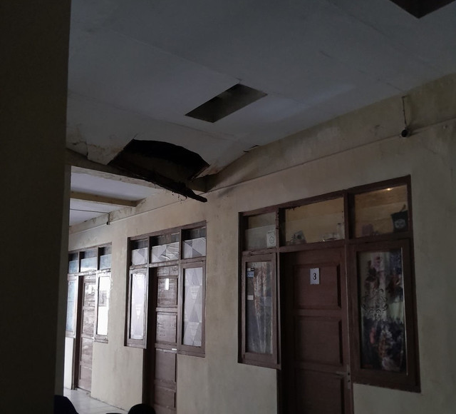 Plafon di asrama mahasiswa Kalbar yang ada di Semarang terlihat roboh. Foto: Dok. Istimewa