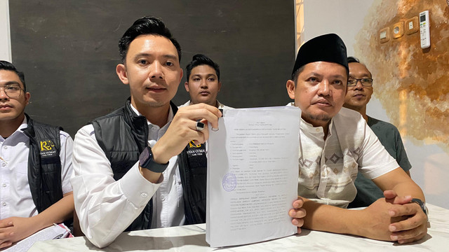 Kuasa hukum, Ryan Gumay bersama Adi Firmansyah. | Foto: Sinta Yuliana/Lampung Geh