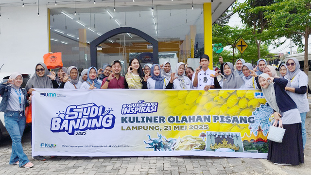 18 ketua kelompok unggulan PNM Mekaar dari Lampung mengikuti studi banding olahan pisang Lampung. Foto: Dok. PNM