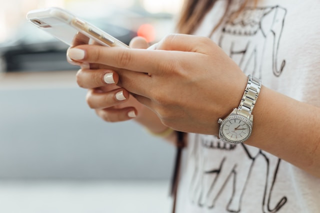 Ilustrasi cara kenalan lewat chat. Foto: Unsplash/Paul Hanaoka