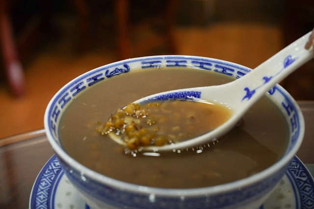 Ilustrasi cara membuat bubur kacang hijau. Foto: Unsplash/Chris wu