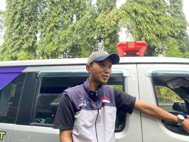 Bandi Nugroho, driver ambulans asal Cilacap, Jawa Tengah, yang mengantar pasien ke RSUP Dr Sardjito, DIY. Foto: Pandangan Jogja/Resti Damayanti