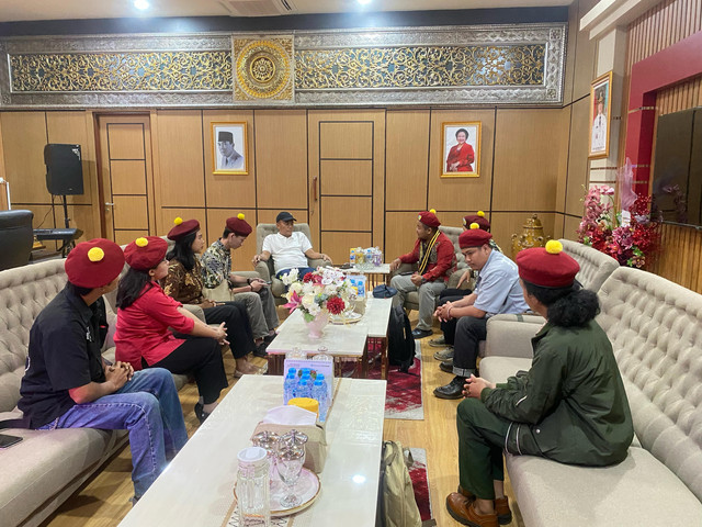 Dewan Pimpinan Cabang Perhimpunan Mahasiswa Katolik Republik Indonesia (PMKRI) Cabang Pontianak melakukan audiensi bersama Wakil Gubernur Kalimantan Barat, Krisantus Kurniawan. Foto: Dok. Istimewa