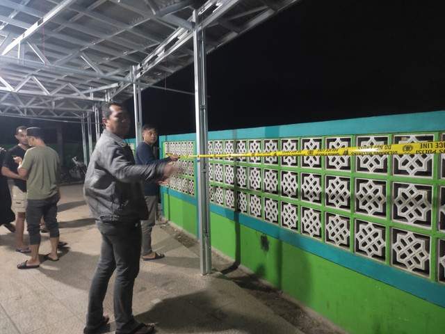 Petugas sedang memasang garis polisi di tempat ditemukannya jasad anak yang sempat dikabarkan hilang di Singkawang. Foto: Dok. Polres Singkawang