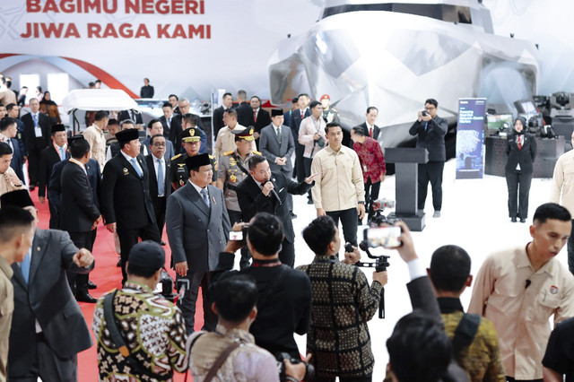Presiden Prabowo Subianto hingga Panglima TNI Jenderal TNI Agus Subiyanto didampingi Founder Republikorp Norman Joesoef mengunjungi booth Republikorp di Indo Defence 2025 di JIExpo Kemayoran. Foto: Dok. Istimewa