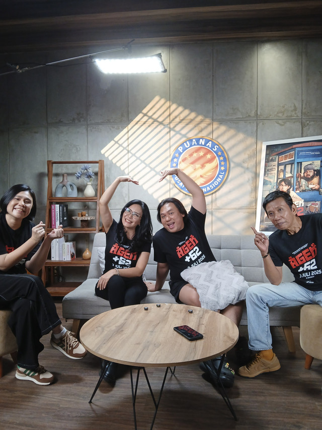 Sutradara, Dinna Jasanti (kiri), Rieke Diah Pitaloka, Keanu Angelo, dan Fanny Fadillah (kanan), dalam content day film Agent +62 di Kemang, Jakarta Selatan, Jumat (13/6).  Foto: Vincentius Mario/kumparan