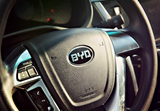 Daftar Harga Mobil BYD. Foto Hanya Ilustrasi. Sumber Foto: Unsplash.com/Mohammad Fathollahi