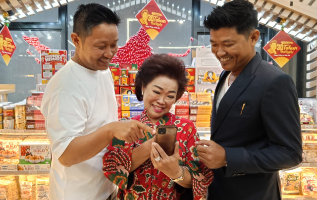 Legenda kuliner di Surabaya, Bu Rudy (tengah). Foto: Masruroh/Basra