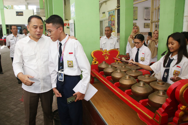 Wali kota Surabaya Eri Cahyadi saat berkunjung ke salah satu SMP di Kota Pahlawan. Foto: Diskominfo Surabaya 