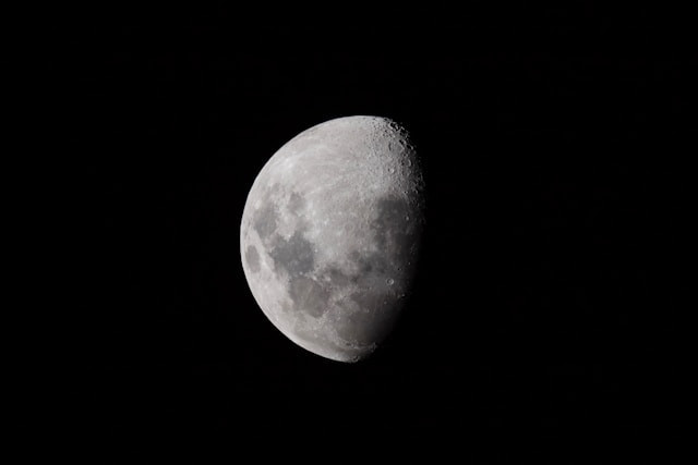 Ilustrasi Apa Itu Malam 1 Suro. Sumber: Unsplash/Andrew Hughes