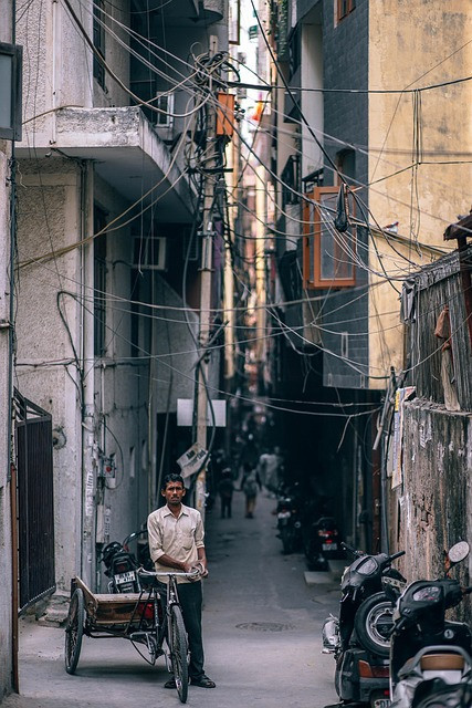 Ilustrasi kehidupan di India : sumber (https://pixabay.com/id/photos/asia-jalan-sepeda-sibuk-kota-2181892/)