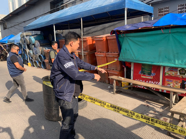 Polisi di likasi TKP penusukan di Muara Angke, Jakarta Utara, Jumat (13/6). Foto: Dok. Istimewa