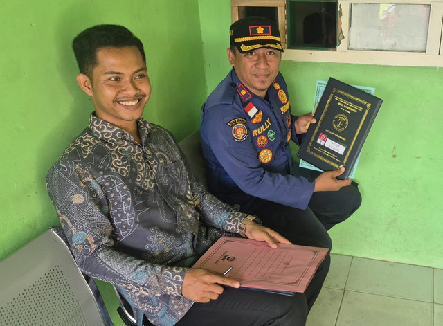 Orang Tua Tak Bisa Hadir, Damkar Bantu Siswi SMK Ambil Rapor di Lampung Selatan