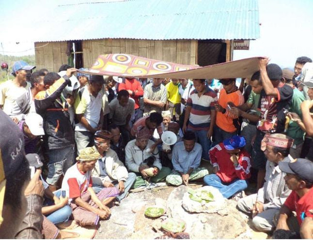 Warga adat di wilayah pesisir Manggarai Barat berkumpul dalam sebuah ritual adat. Ritual ini menjadi bagian dari upaya kolektif untuk menjaga warisan budaya yang nyaris hilang akibat dominasi narasi sejarah resmi dan arus modernisasi pariwisata di Labuan Bajo. Foto: Doni Parera