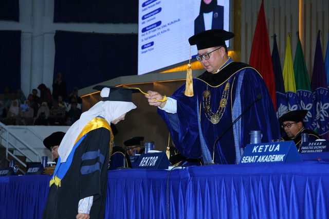 Azelia Dwi Rahmawati saat mengikuti wisuda S2 di IPB University. (Dok. Pribadi) 