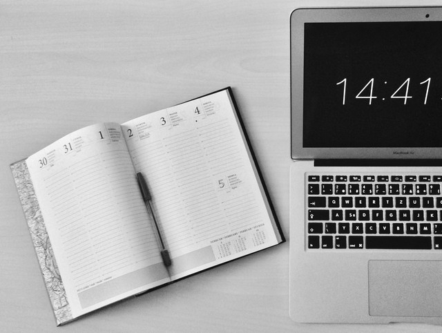 Sumber: https://www.pexels.com/id-id/foto/fotografi-layak-dari-buku-terungkap-di-samping-macbook-295826/